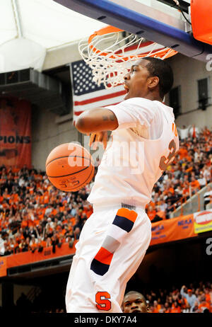 23. Januar 2010: Syrakus vorwärts Kris Joseph (32) zeigt seine Aufregung nach zwei Punkten. Syrakus besiegt Marquette 76-71 in einem Big East Conference-Spiel bis an die Carrier Dome in Syracuse, New York. (Kredit-Bild: © Alan Schwartz/Cal Sport Media/ZUMApress.com) Stockfoto