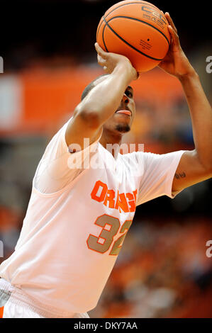 23. Januar 2010: Syrakus vorwärts Kris Joseph (32) schießt einen Freiwurf während des Spielens Marquette. Syrakus besiegt Marquette 76-71 in einem Big East Conference-Spiel bis an die Carrier Dome in Syracuse, New York. (Kredit-Bild: © Alan Schwartz/Cal Sport Media/ZUMApress.com) Stockfoto