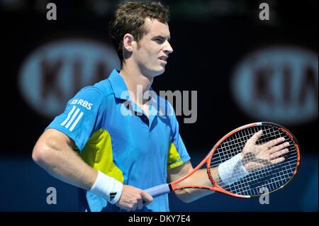 24. Januar 2010 - Melbourne, Australien - ANDY MURRAY in seinem vierten Vorrundenspiel gegen John Isner bei den Australian Open-Tennisturnier in Melbourne. Murray gewann in zwei Sätzen. (Kredit-Bild: © Matthew Mallett/ZUMA Press) Stockfoto