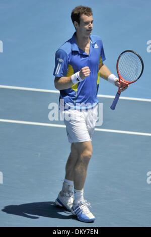 24. Januar 2010 - Melbourne, Australien - ANDY MURRAY in seinem vierten Vorrundenspiel gegen John Isner bei den Australian Open-Tennisturnier in Melbourne. Murray gewann in zwei Sätzen. (Kredit-Bild: © Matthew Mallett/ZUMA Press) Stockfoto