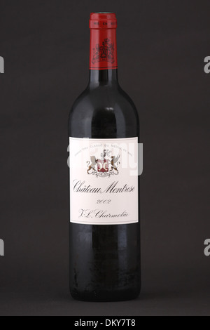 Eine Flasche französischen roten Wein Erstes Gewächs Château Montrose 2002 Grand Cru Classe du Medoc, Bordeaux Stockfoto