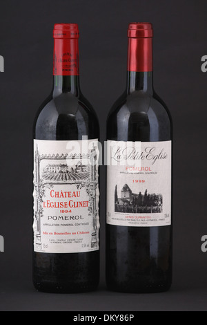 Zwei Flaschen des französischen roten Wein, Chateau Eglise-Clinet, Pomerol des Jahres 1994 und La Petite Eglise des Jahres 1999 Stockfoto