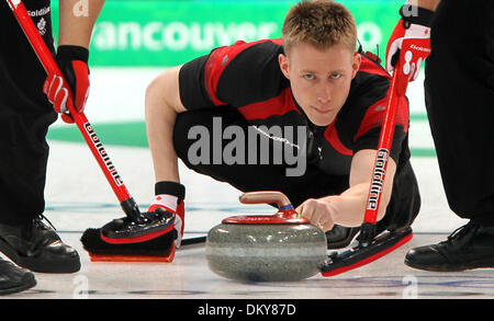 BRIAN PETERSON ¥ brianp@startribune.com Vancouver, BC - 27.02.2010 -] Curling Herren Gold-Medaille Spiel - Kanada besiegt Norwegen 6 bis 3 um die Goldmedaille zu gewinnen. (auf diesem Foto) Kanadas Marc Kennedy (C) Versionen einen Stein als seine Teamkollegen John Morris (R) und Ben Hebert während der Winterspiele in Vancouver Männer fegen Eisstockschießen Goldmedaille Spiel gegen Norwegen an der Vancouver olympischen Centr Stockfoto