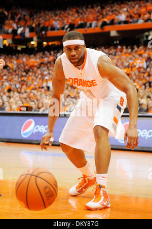 27. Februar 2010: Syrakus Wache Scoop Jardine (11) sieht in Richtung auf die Ball rollt er von außerhalb des Platzes. Syrakus besiegt Villanova 95-77 in einem Spiel der Big East Conference, im Carrier Dome in Syracuse, New York. (Kredit-Bild: © Alan Schwartz/Cal Sport Media/ZUMApress.com) Stockfoto