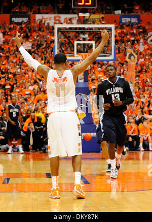 27. Februar 2010: Syrakus Wache Scoop Jardine (11) genießt seine Teams gewinnen über Villanova, da Villanova Zentrum Mouphtaou Yarou (13) blickt auf. Syrakus besiegt Villanova 95-77 in einem Spiel der Big East Conference, im Carrier Dome in Syracuse, New York. (Kredit-Bild: © Alan Schwartz/Cal Sport Media/ZUMApress.com) Stockfoto