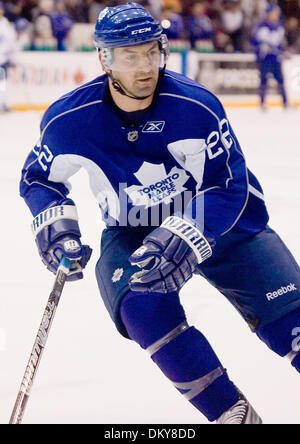 28. Februar 2010 - Oshawa, Ontario, Kanada - 28. Februar 2010: Francois Beauchemin (22) von den Toronto Maple Leafs Praktiken vor einem ausverkauften Publikum im GM Centre in Oshawa, Ontario. (Kredit-Bild: © Steve Dachgaube/Southcreek Global/ZUMAPRESS.com) Stockfoto