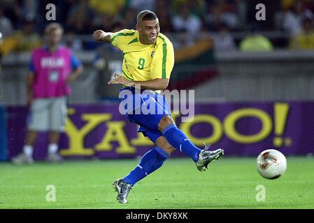 19. April 1942 - Deutschland V Brasilien WORLD CUP FNL - RONALDO. BRASILIEN & INTER MAILAND. INTERNATIONAL STADIUM YOKOHAMA. DEUTSCHLAND V BRASILIEN WORLD CUP FNL.30/06/2002.DIB4019. K47872. WELT CUP PREWIEW 2006. (Kredit-Bild: © Globe Photos/ZUMAPRESS.com) Stockfoto