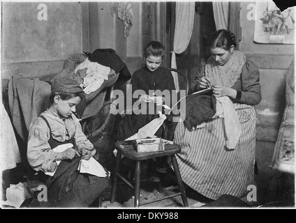 Frau Battaglia, Tessie (- 12 Jahre), Tony (Alter - 7 Jahre), 170 Mulberry St. hinten Haus, 5. Stock. Kleidungsstück... 523065 Stockfoto