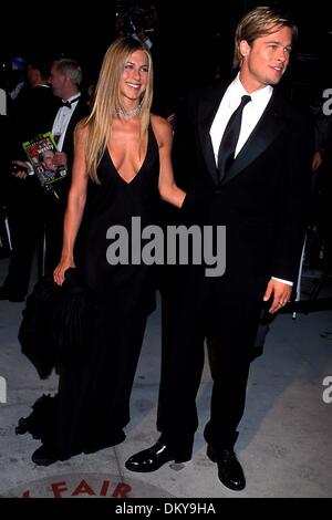 26. März 2000 - I4238TA. VANITY FAIR OSCAR PARTY IM MORTONS.03/26/2000. TAMMIE ARROYO / / 2000.JENNIFER ANISTON und BRAD PITT(Credit Image: © Globe Photos/ZUMAPRESS.com) Stockfoto