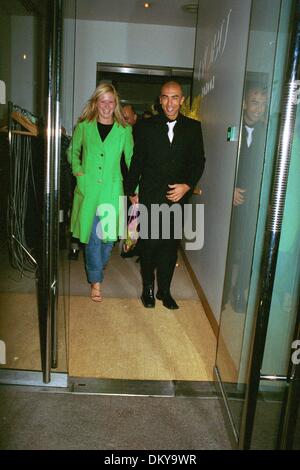 9. März 2001 - London, Großbritannien - JACK LUDLAM  © 08 03 01.ROBERTO DI MATTEO. AN DER MET BAR, LONDON. (Kredit-Bild: © Jack Ludlam Stockfoto