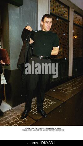 23. März 2001 - London, Großbritannien - © JACK LUDLAM 23 03 01.VINNIE JONES verlassen die IVY RESTAURANT IN LONDON. (Bild: Jack Ludlam credit) Stockfoto