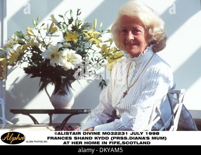 1. Juni 2001 - Fife, Schottland, Großbritannien - Juli 1998 FRANCES SHAND KYDD {Prinzessin DIANAS Mutter} bei ihr zu Hause IN FIFE Schottland (Kredit-Bild: © Globe Photos/ZUMAPRESS.com) Stockfoto