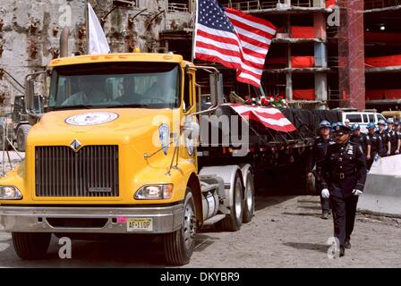 30. Mai 2002 - New York, NY, Vereinigte Staaten von Amerika - The Truck, enthält die letzten Trümmer des World Trade Center macht seinen Weg nach unten die Prozession. Mit dem Läuten einer Glocke Feuerwache, markieren Sie eine leere Bahre tragen eine amerikanische Flagge und dem Klang der Dudelsäcke, New Yorker Ende des World Trade Center-Bergung und ein neuer Anfang für den Standort, wo Tausende am 1. September starb Stockfoto