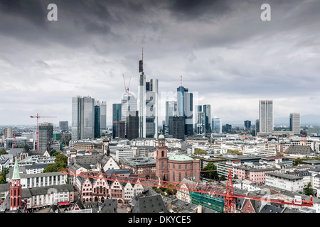 Skyline, schwarze Wolken über Bankenviertel, Frankfurt, Hessen, Deutschland Stockfoto