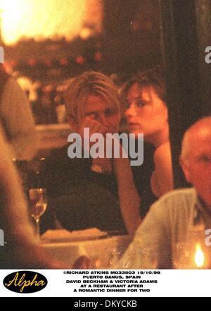 19. Oktober 1998 - Marbella, Spanien - 19.10.98. DAVID BECKHAM & VICTORIA ADAMS in einem RESTAURANT IN PUERTO BANUS, Spanien (Kredit-Bild: © Globe Photos/ZUMAPRESS.com) Stockfoto