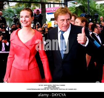 22. Mai 2001 -... 11.05.01: NICE MATIN - FESTIVAL CANNES. FIF CANNES. DEPARDIEU /BOUQUET. Â © IMAPRESS / NICE MATIN. FESTIVAL DE CANNES 2001. (Kredit-Bild: © Globe Photos/ZUMAPRESS.com) Stockfoto