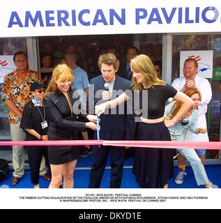 22. Mai 2001 -.5/11/01: NICE MATIN - FESTIVAL CANNES. DIE BAND SCHNEIDEN EINWEIHUNG DES AMERIKANISCHEN PAVILLONS MIT NATASHA RICHARDSON, ETHAN HAWKE UND UMA THURMAN. Â © IMAPRESS / NICE MATIN. FESTIVAL DE CANNES 2001. (Kredit-Bild: © Globe Photos/ZUMAPRESS.com) Stockfoto