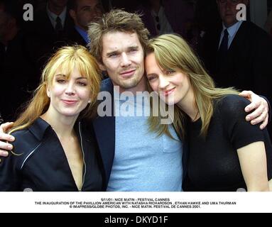 22. Mai 2001 -.5/11/01: NICE MATIN - FESTIVAL CANNES. DIE EINWEIHUNG DES AMERIKANISCHEN PAVILLONS MIT NATASHA RICHARDSON, ETHAN HAWKE UND UMA THURMAN. Â © IMAPRESS / NICE MATIN. FESTIVAL DE CANNES 2001. (Kredit-Bild: © Globe Photos/ZUMAPRESS.com) Stockfoto