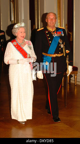 5. Juni 2001 - Oslo, Norwegen - Königin Elisabeth von England Norwegen zu besuchen. Ihr She wird zusammen mit der norwegische König Harald fotografiert... 30. Mai 2001.Â©ImaPress/SjobergPress/T.B.Not zum Verkauf in Norwegen oder Dänemark (Credit-Bild: © Globe Photos/ZUMAPRESS.com) Stockfoto