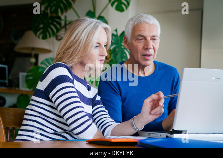 PAAR PAPIERKRAM ZU TUN Stockfoto