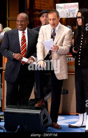18. April 2002 - K43545AR. NBC '' KONZERTREIHE HEUTE SHOW SOMMER '', FEATURING; DIE BLACK EYED PEAS. . NBC STUDIOS AM ROCKEFELLER CENTER. NEW YORK CITY. .06 / 03 / 2005. ANDREA RENAULT-2005.AL ROKER, MATT LAUER und Tabu (Kredit-Bild: © Globe Photos/ZUMAPRESS.com) Stockfoto