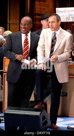 18. April 2002 - K43545AR. NBC '' KONZERTREIHE HEUTE SHOW SOMMER '', FEATURING; DIE BLACK EYED PEAS. . NBC STUDIOS AM ROCKEFELLER CENTER. NEW YORK CITY. .06 / 03 / 2005. ANDREA RENAULT-2005.AL ROKER und MATT LAUER(Credit Image: © Globe Photos/ZUMAPRESS.com) Stockfoto