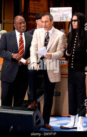 18. April 2002 - K43545AR. NBC '' KONZERTREIHE HEUTE SHOW SOMMER '', FEATURING; DIE BLACK EYED PEAS. . NBC STUDIOS AM ROCKEFELLER CENTER. NEW YORK CITY. .06 / 03 / 2005. ANDREA RENAULT-2005.AL ROKER, MATT LAUER und Tabu (Kredit-Bild: © Globe Photos/ZUMAPRESS.com) Stockfoto