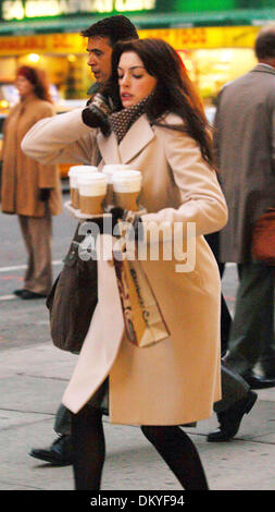 7. August 2002 - K45243AR.'' DER TEUFEL TRÄGT PRADA "FILM SET MIDTOWN IN NEW YORK CITY IN NEW YORK CITY.9 / 21 / 2005. ANDREA RENAULT - 2005. ANNE HATHAWAY(Credit Image: © Globe Photos/ZUMAPRESS.com) Stockfoto