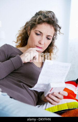 FRAU EINNAHME VON MEDIKAMENTEN Stockfoto