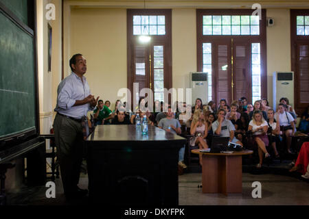 Havanna, Kuba. 10. Dezember 2013. Amerikanische Studenten die Teilnahme an der Semester auf See Programm hören Sie einen Vortrag über die USA und Kuba Beziehungen an der Universität von Havanna in Havanna, Kuba, 9. Dezember 2103. Während Kuba für die meisten US-Reisende gesperrt bleibt, ist die Ankunft eines Schiffes voll von amerikanischen College-Studenten in Havanna am Montag als ein Meilenstein in den fünfzig Jahren der strittige Beziehungen zwischen den beiden Ländern begrüßt werden. Bildnachweis: Xinhua/Alamy Live-Nachrichten Stockfoto