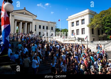 Havanna, Kuba. 10. Dezember 2013. Amerikanische Studenten die Teilnahme an der Semester auf See Programm kommen an der Universität von Havanna in Havanna, Kuba, 9. Dezember 2103. Während Kuba für die meisten US-Reisende gesperrt bleibt, ist die Ankunft eines Schiffes voll von amerikanischen College-Studenten in Havanna am Montag als ein Meilenstein in den fünfzig Jahren der strittige Beziehungen zwischen den beiden Ländern begrüßt werden. Bildnachweis: Xinhua/Alamy Live-Nachrichten Stockfoto