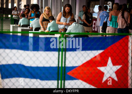 Havanna, Kuba. 10. Dezember 2013. Amerikanische Studenten die Teilnahme an der Semester auf See Programm warten beim Zoll bei ihrer Ankunft in Havanna, Kuba, 9. Dezember 2103. Während Kuba für die meisten US-Reisende gesperrt bleibt, ist die Ankunft eines Schiffes voll von amerikanischen College-Studenten in Havanna am Montag als ein Meilenstein in den fünfzig Jahren der strittige Beziehungen zwischen den beiden Ländern begrüßt werden. Bildnachweis: Xinhua/Alamy Live-Nachrichten Stockfoto