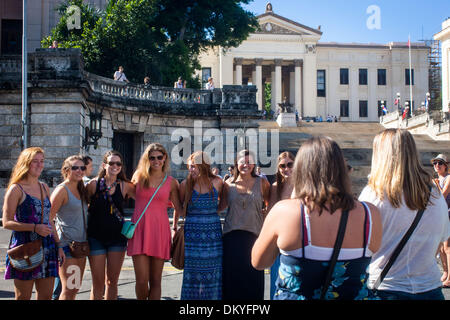 Havanna, Kuba. 10. Dezember 2013. Amerikanische Studenten die Teilnahme an der Semester auf See Programm posieren für Fotos an Universität von Havanna in Havanna, Kuba, 9. Dezember 2103. Während Kuba für die meisten US-Reisende gesperrt bleibt, ist die Ankunft eines Schiffes voll von amerikanischen College-Studenten in Havanna am Montag als ein Meilenstein in den fünfzig Jahren der strittige Beziehungen zwischen den beiden Ländern begrüßt werden. Bildnachweis: Xinhua/Alamy Live-Nachrichten Stockfoto