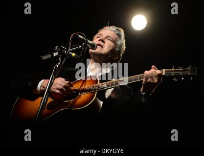 Berlin, Deutschland. 9. Dezember 2013. Britischer Sänger Lloyd Cole führt ein Konzert im Heimathafen Neukoelln in Berlin, Deutschland, 9. Dezember 2013. Foto: BRITTA PEDERSEN/Dpa/Alamy Live News Stockfoto