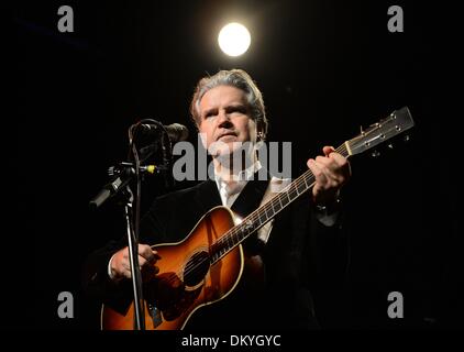 Berlin, Deutschland. 9. Dezember 2013. Britischer Sänger Lloyd Cole führt ein Konzert im Heimathafen Neukoelln in Berlin, Deutschland, 9. Dezember 2013. Foto: BRITTA PEDERSEN/Dpa/Alamy Live News Stockfoto