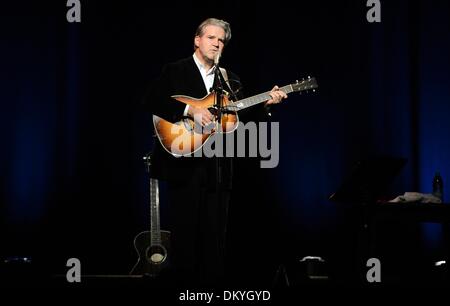 Berlin, Deutschland. 9. Dezember 2013. Britischer Sänger Lloyd Cole führt ein Konzert im Heimathafen Neukoelln in Berlin, Deutschland, 9. Dezember 2013. Foto: BRITTA PEDERSEN/Dpa/Alamy Live News Stockfoto