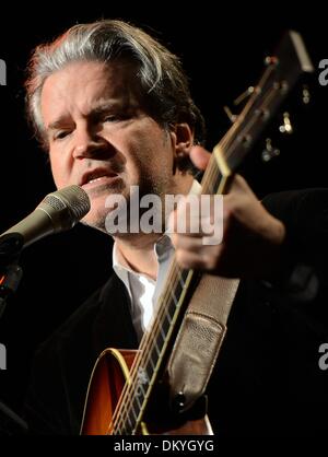 Berlin, Deutschland. 9. Dezember 2013. Britischer Sänger Lloyd Cole führt ein Konzert im Heimathafen Neukoelln in Berlin, Deutschland, 9. Dezember 2013. Foto: BRITTA PEDERSEN/Dpa/Alamy Live News Stockfoto