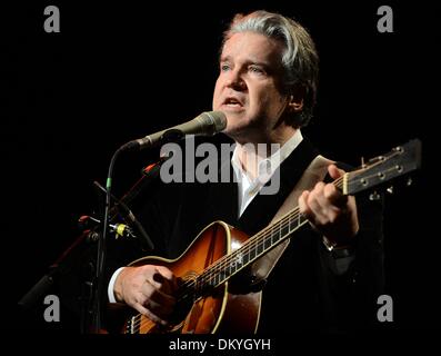 Berlin, Deutschland. 9. Dezember 2013. Britischer Sänger Lloyd Cole führt ein Konzert im Heimathafen Neukoelln in Berlin, Deutschland, 9. Dezember 2013. Foto: BRITTA PEDERSEN/Dpa/Alamy Live News Stockfoto