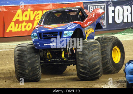 16. Januar 2010 - Detroit, Michigan, USA - 16. Januar 2010: Superman Rennen um die Ecke. Monster Jam fand im Ford Field in Detroit, Michigan statt. (Kredit-Bild: © Alan Ashley/Southcreek Global/ZUMApress.com) Stockfoto