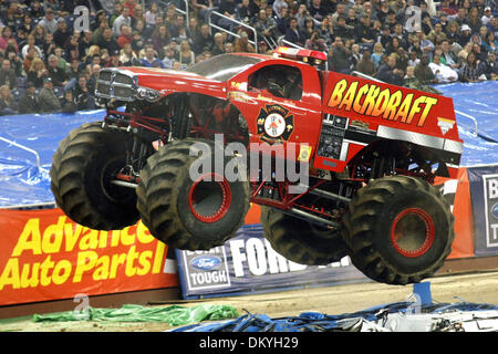 16. Januar 2010 - Detroit, Michigan, USA - 16. Januar 2010: Backdraft überspringt einige Autos. Monster Jam fand im Ford Field in Detroit, Michigan statt. (Kredit-Bild: © Alan Ashley/Southcreek Global/ZUMApress.com) Stockfoto