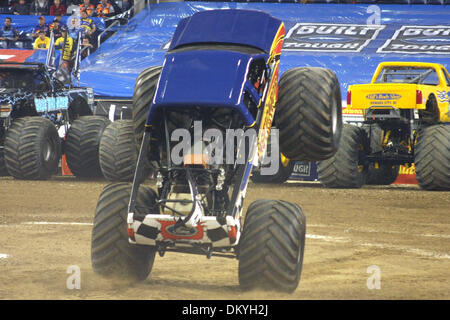 16. Januar 2010 - Detroit, Michigan, USA - 16. Januar 2010: Anstifter führt einen Wheelie. Monster Jam fand im Ford Field in Detroit, Michigan statt. (Kredit-Bild: © Alan Ashley/Southcreek Global/ZUMApress.com) Stockfoto