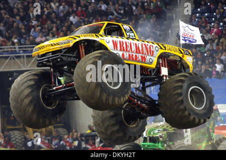 16. Januar 2010 - Detroit, Michigan, USA - 16. Januar 2010: Wrecking Crew geht in der Luft. Monster Jam fand im Ford Field in Detroit, Michigan statt. (Kredit-Bild: © Alan Ashley/Southcreek Global/ZUMApress.com) Stockfoto