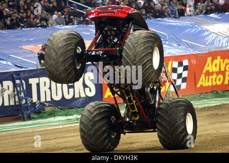 16. Januar 2010 - Detroit, Michigan, USA - 16. Januar 2010: Revolverheld führt einen Wheelie. Monster Jam fand im Ford Field in Detroit, Michigan statt. (Kredit-Bild: © Alan Ashley/Southcreek Global/ZUMApress.com) Stockfoto