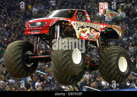 16. Januar 2010 - Detroit, Michigan, USA - 16. Januar 2010: Revolverheld geht in der Luft. Monster Jam fand im Ford Field in Detroit, Michigan statt. (Kredit-Bild: © Alan Ashley/Southcreek Global/ZUMApress.com) Stockfoto