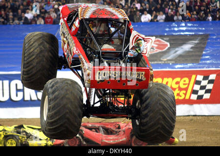 16. Januar 2010 - Detroit, Michigan, USA - 16. Januar 2010: Revolverheld überspringt einige Autos.  Monster Jam fand im Ford Field in Detroit, Michigan statt. (Kredit-Bild: © Alan Ashley/Southcreek Global/ZUMApress.com) Stockfoto