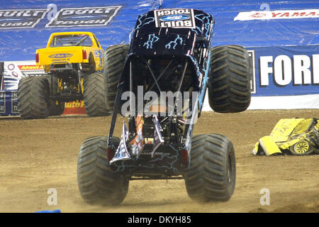 16. Januar 2010 - Detroit, Michigan, USA - 16. Januar 2010: Blue Thunder führt einen Wheelie. Monster Jam fand im Ford Field in Detroit, Michigan statt. (Kredit-Bild: © Alan Ashley/Southcreek Global/ZUMApress.com) Stockfoto
