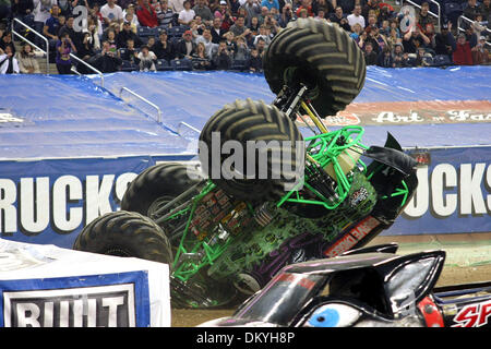 16. Januar 2010 - Detroit, Michigan, USA - 16. Januar 2010: Grave Digger rollt auf dem Dach. Monster Jam fand im Ford Field in Detroit, Michigan statt. (Kredit-Bild: © Alan Ashley/Southcreek Global/ZUMApress.com) Stockfoto