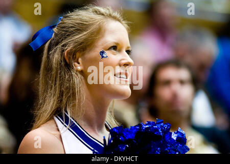 17. Januar 2010 - Durham, North Carolina, USA - 17. Januar 2009: Duke Cheer Leader... Herzog übertrifft Wake Forest 90-70 für einen Sieg bei Cameron Indoor Stadium, Duke University, Durham NC. Obligatorische Credit: Mark Abbott / Southcreek Global (Kredit-Bild: © Mark Abbott/Southcreek Global/ZUMApress.com) Stockfoto