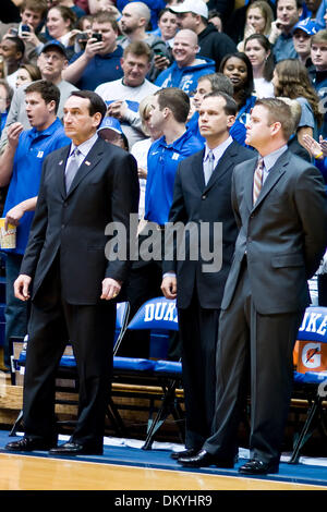 27. Januar 2010 - Durham, North Carolina, USA - 27. Januar 2010: Duke Head Coach Mike Krzyzewski, Duke assoziierten Trainer Chris Collins und Duke verbinden Trainer Steve Wojciechowski vor Spiel mit Florida State... Duke zieht Weg für Sieg über Florida State 70-56 im Cameron indoor Stadium Durham NC... Obligatorische Credit: Mark Abbott / Southcreek Global (Kredit-Bild: © Mark Abbott/Southcreek Stockfoto