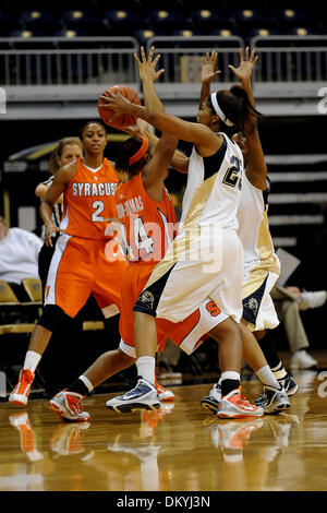 2. Februar 2010 - Pittsburgh, PA, USA - 2. Februar 2010: Syracuse University Freshman Wache Carmen Tyson-Thomas (44) sucht eine Öffnung, einen Pass zu machen, wie University of Pittsburgh junior Guard Shayla Scott (25) in der ersten Hälfte des NCAA Big East Damen Basketball im Petersen Events Center in Pittsburgh, PA. verteidigt... Obligatorische Credit: Dean M. Beattie / Southcreek Global mich Stockfoto